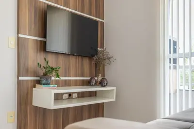 Uma televisão e/ou sistema de entretenimento em Praia, Churrasqueira e Hard Rock em Porto Belo