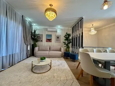 Uma área de estar em Cobertura finamente mobiliada com jacuzzi