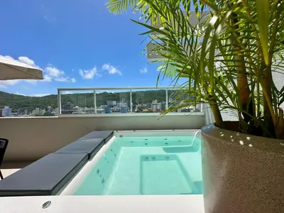 A piscina em ou perto de Cobertura finamente mobiliada com jacuzzi