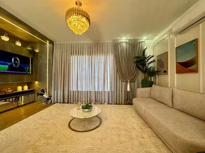 Uma televisão e/ou sistema de entretenimento em Cobertura finamente mobiliada com jacuzzi