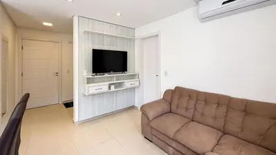 Uma televisão e/ou sistema de entretenimento em La Rosadita 408 - Praia de Bombas