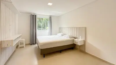 Uma cama ou camas num quarto em La Rosadita 408 - Praia de Bombas