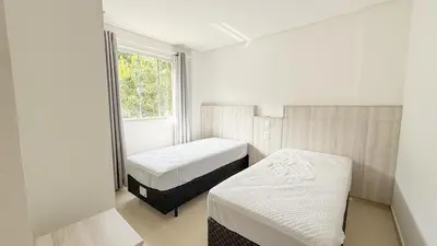 Uma cama ou camas num quarto em La Rosadita 408 - Praia de Bombas