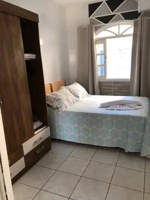 Uma cama ou camas num quarto em Kitnet centro de bombinhas