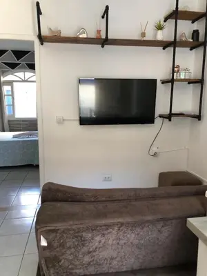 Uma televisão e/ou sistema de entretenimento em Kitnet centro de bombinhas