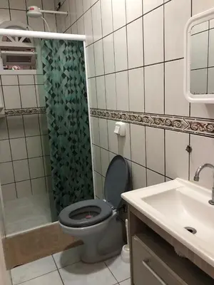 Uma casa de banho em Kitnet centro de bombinhas