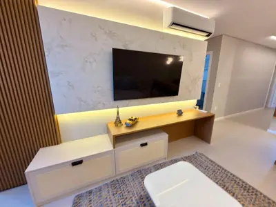 Uma televisão e/ou sistema de entretenimento em Frente Mar Panoramico 2 Suites Gourmet 2 vgs