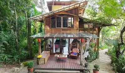 Um jardim no exterior de Cabana na Mata • Privacidade • Mariscal