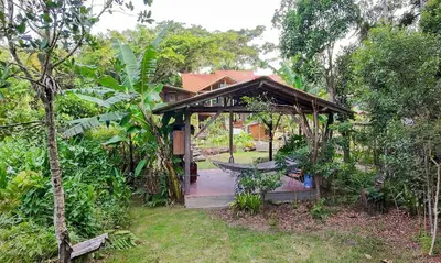 Um jardim no exterior de Cabana na Mata • Privacidade • Mariscal