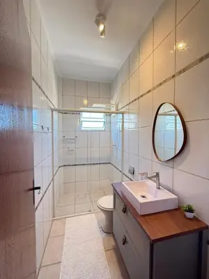 Uma casa de banho em Apartamento na Praia de Palmas com vista para o mar, 250m da areia