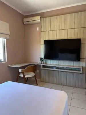 Uma televisão e/ou sistema de entretenimento em Apartamento na Praia de Palmas com vista para o mar, 250m da areia