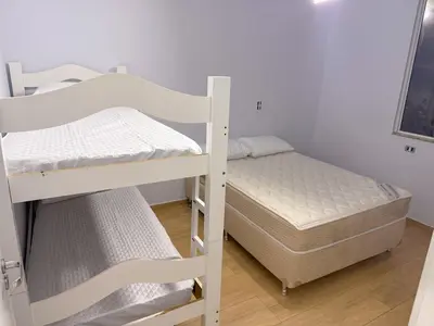 Uma cama ou camas num quarto em Recanto perto do mar com Jacuzzi