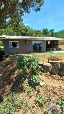 Um jardim no exterior de Casa 2 quartos próximo à praia em Itapema