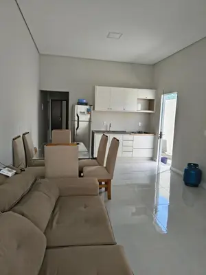 Uma área de estar em Jardim dourado