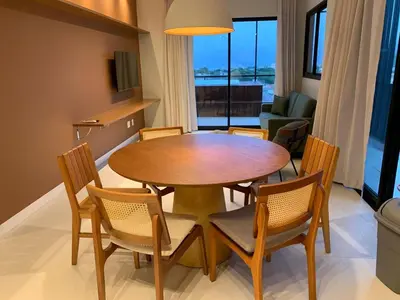 Uma área de estar em Cobertura dois mares churrasqueira e jacuzzi