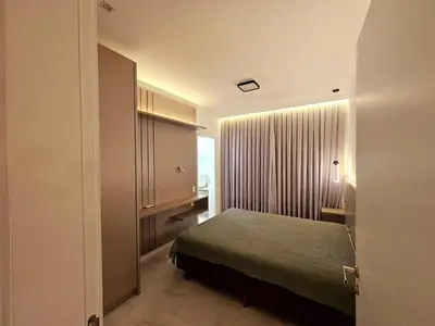 Uma cama ou camas num quarto em Lindo Apto novo 3 suítes no coração de Meia Praia