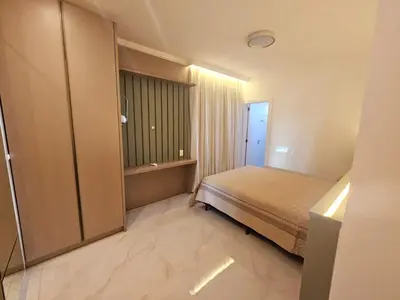 Uma cama ou camas num quarto em Lindo Apto novo 3 suítes no coração de Meia Praia