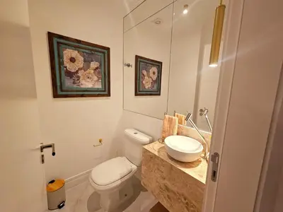 Uma casa de banho em Lindo Apto novo 3 suítes no coração de Meia Praia