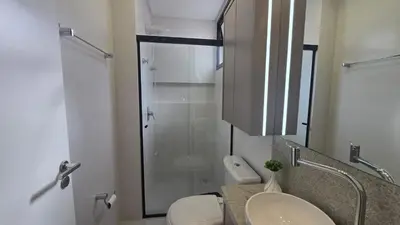 Uma casa de banho em Lindo Apto novo 3 suítes no coração de Meia Praia