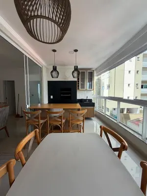 Uma área de estar em 3-bedroom apartment one block from the sea