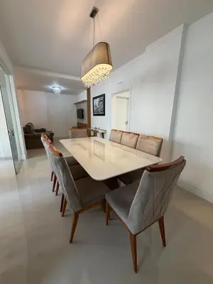 Uma área de estar em 3-bedroom apartment one block from the sea