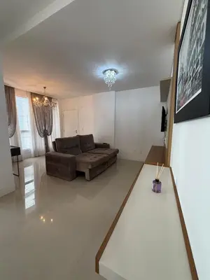 Uma televisão e/ou sistema de entretenimento em 3-bedroom apartment one block from the sea