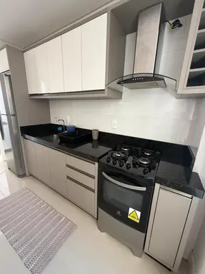 A cozinha ou kitchenette de 3-bedroom apartment one block from the sea