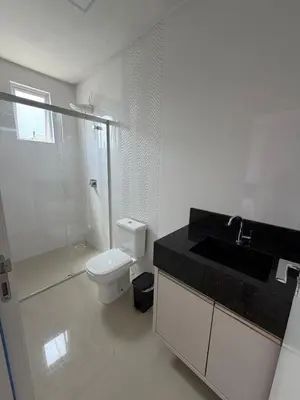 Uma casa de banho em 3-bedroom apartment one block from the sea