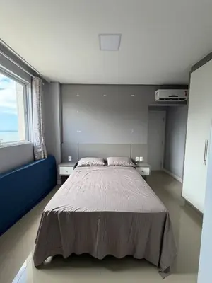 Uma cama ou camas num quarto em 3-bedroom apartment one block from the sea