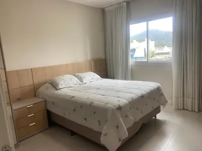 Uma cama ou camas num quarto em Apartamento Amplo a 5 Min da Praia e 2 vagas de garagem