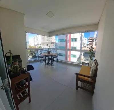 Uma varanda ou terraço em Apartamento Amplo a 5 Min da Praia e 2 vagas de garagem