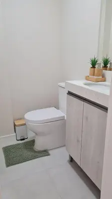 Uma casa de banho em Apartamento Amplo a 5 Min da Praia e 2 vagas de garagem