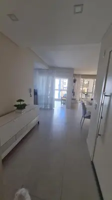 Uma cama ou camas num quarto em Apartamento Amplo a 5 Min da Praia e 2 vagas de garagem
