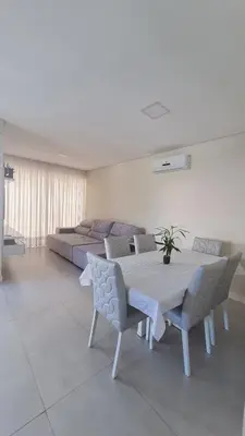 Uma área de estar em Apartamento Amplo a 5 Min da Praia e 2 vagas de garagem