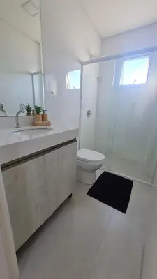 Uma casa de banho em Apartamento Amplo a 5 Min da Praia e 2 vagas de garagem