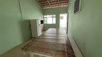 Uma televisão e/ou sistema de entretenimento em Casa com 4 quartos a 300m do mar da Praia de Palmas