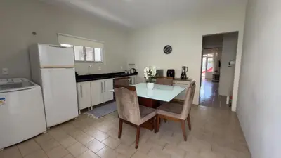 A cozinha ou kitchenette de Casa com 4 quartos a 300m do mar da Praia de Palmas