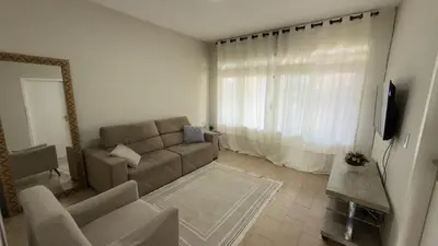 Uma área de estar em Casa com 4 quartos a 300m do mar da Praia de Palmas