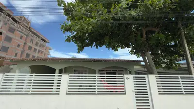 Uma varanda ou terraço em Casa com 4 quartos a 300m do mar da Praia de Palmas