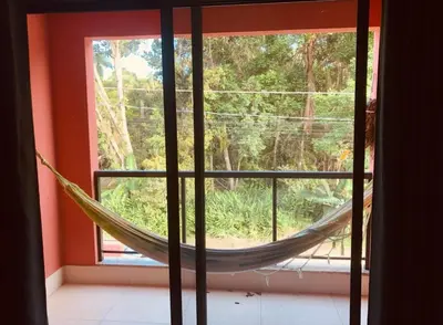 Um jardim no exterior de Casa da Débora