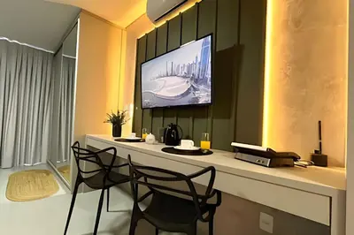 Uma televisão e/ou sistema de entretenimento em Loft Elegante & Confortável Unipraias |CURTA191