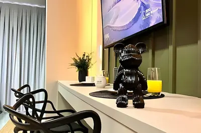 Uma televisão e/ou sistema de entretenimento em Loft Elegante & Confortável Unipraias |CURTA191