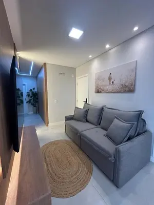 Uma área de estar em Refúgio moderno com piscina privativa perto do mar