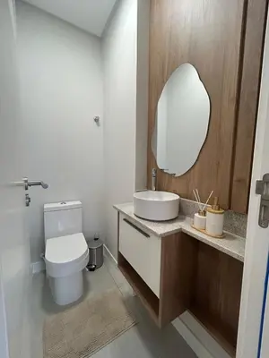 Uma casa de banho em Refúgio moderno com piscina privativa perto do mar