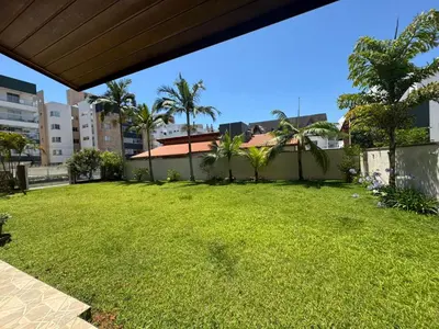 Um jardim no exterior de Casa Alameda das Laranjeiras