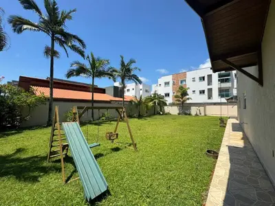 Um jardim no exterior de Casa Alameda das Laranjeiras