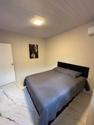 Uma cama ou camas num quarto em Casa à poucos minutos da praia
