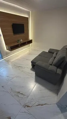 Uma área de estar em Casa à poucos minutos da praia