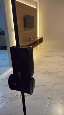 Uma televisão e/ou sistema de entretenimento em Casa à poucos minutos da praia