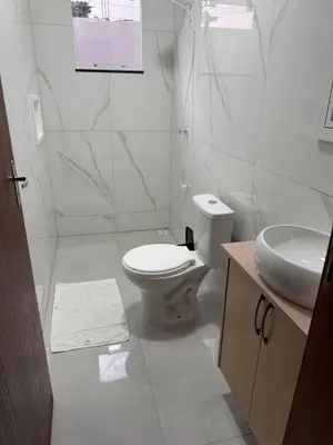 Uma casa de banho em Jardim dourado
